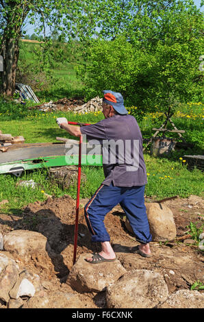 Bau der Landhaus-Stiftung mit Einsatz von natürlichen Steinen. Stockfoto