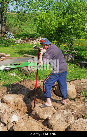 Bau der Landhaus-Stiftung mit Einsatz von natürlichen Steinen. Stockfoto