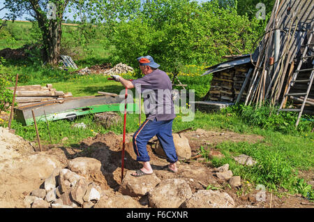 Bau der Landhaus-Stiftung mit Einsatz von natürlichen Steinen. Stockfoto