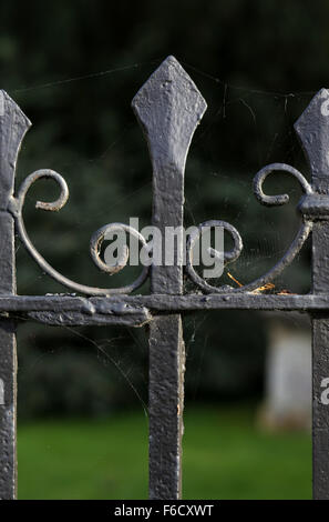 Black-Metal gespickt dekorativen Schmiedeeisen Zaun in Holywell Cemetery in Oxford, England. Stockfoto
