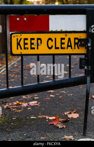 "Notfall Zugang zu halten Clear" Zeichen gated Straße nahe Jowett gehen Oxford, England. Stockfoto