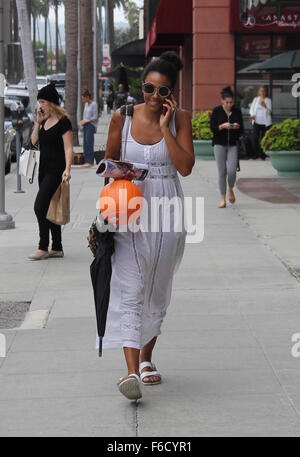 Tracee Ellis Ross trägt ein Kunststoff Laterne in Beverly Hills Featuring: Tracee Ellis Ross Where: Los Angeles, California, Vereinigte Staaten von Amerika bei: 16. Oktober 2015 Stockfoto