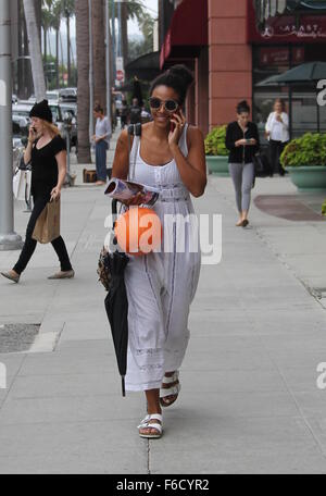 Tracee Ellis Ross trägt ein Kunststoff Laterne in Beverly Hills Featuring: Tracee Ellis Ross Where: Los Angeles, California, Vereinigte Staaten von Amerika bei: 16. Oktober 2015 Stockfoto