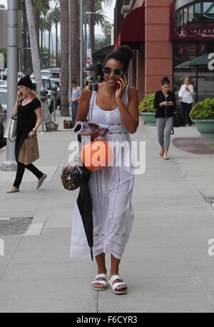 Tracee Ellis Ross trägt ein Kunststoff Laterne in Beverly Hills Featuring: Tracee Ellis Ross Where: Los Angeles, California, Vereinigte Staaten von Amerika bei: 16. Oktober 2015 Stockfoto