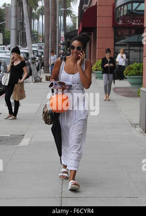 Tracee Ellis Ross trägt ein Kunststoff Laterne in Beverly Hills Featuring: Tracee Ellis Ross Where: Los Angeles, California, Vereinigte Staaten von Amerika bei: 16. Oktober 2015 Stockfoto