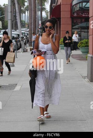 Tracee Ellis Ross trägt ein Kunststoff Laterne in Beverly Hills Featuring: Tracee Ellis Ross Where: Los Angeles, California, Vereinigte Staaten von Amerika bei: 16. Oktober 2015 Stockfoto