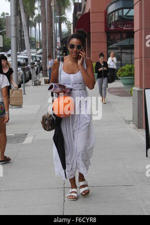 Tracee Ellis Ross trägt ein Kunststoff Laterne in Beverly Hills Featuring: Tracee Ellis Ross Where: Los Angeles, California, Vereinigte Staaten von Amerika bei: 16. Oktober 2015 Stockfoto