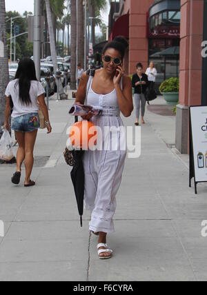 Tracee Ellis Ross trägt ein Kunststoff Laterne in Beverly Hills Featuring: Tracee Ellis Ross Where: Los Angeles, California, Vereinigte Staaten von Amerika bei: 16. Oktober 2015 Stockfoto