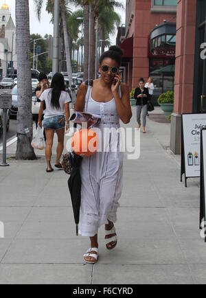 Tracee Ellis Ross trägt ein Kunststoff Laterne in Beverly Hills Featuring: Tracee Ellis Ross Where: Los Angeles, California, Vereinigte Staaten von Amerika bei: 16. Oktober 2015 Stockfoto