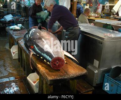 Schneiden bis einen frischen Thunfisch Kauf am Tsukiji-Fischmarkt in Tokio, Japan Stockfoto