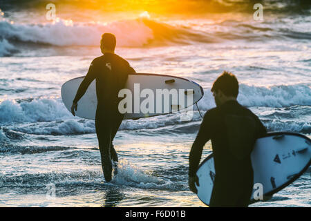 Zwei Surfer ins Wasser gehen. Stockfoto