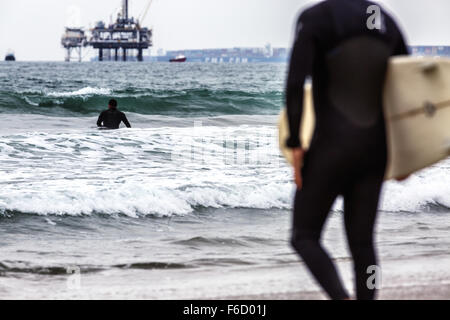 Zwei Surfer ins Wasser gehen. Stockfoto