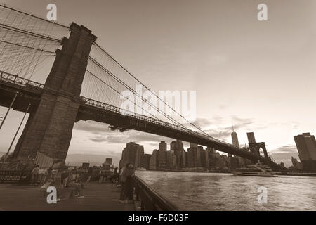 Brooklyn Bridge und lower Manhattan in Sepia-Farbton Stockfoto