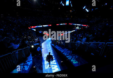 London, UK. 16. November 2015. Stan Wawrinka der Schweiz tritt das Gericht für das Spiel gegen Rafael Nadal aus Spanien auf der ATP World Tour Finals in der O2 Arena in London 16. November 2015. Stan Wawrinka verlor 0: 2. Bildnachweis: Han Yan/Xinhua/Alamy Live-Nachrichten Stockfoto