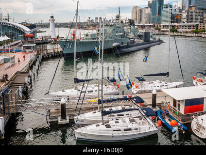 Australien, New South Wales, Sydney, Darling Harbour; Kai von der Australian National Maritime Museum mit Zerstörer HMAS Vampir Stockfoto