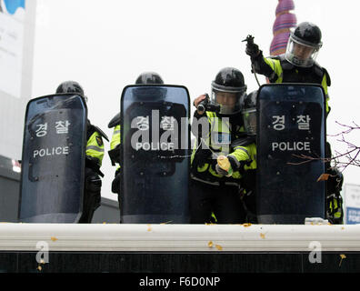 Protest gegen Park Geun-Hye, 14. November 2015: Polizisten sprühen flüssiges Capsaicin und Speiseöl gegen Demonstranten während einer Anti-Regierungs-Protest in zentralen Seoul, Südkorea. "Die Leute Camp für aufstehen und kämpfen", demonstriert die verschiedenen Gruppen von Landwirten, Studenten, Arbeiter und die Armen am 14. November 2015 gegen südkoreanischen Präsidenten Park Geun-Hye Regime zu ändern, den Arbeitsmarkt und die Urheberschaft der Geschichtsbücher zu monopolisieren. Polizisten Fahrzeug Hindernisse aufgebaut und feuerte Wasserwerfer um Demonstranten zu zerstreuen. Der Veranstalter sagte th 130.000 Menschen teilgenommen Stockfoto