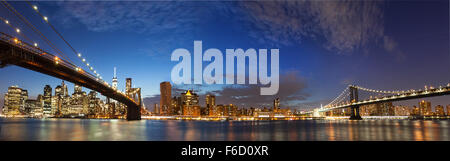 New York City Manhattan Skyline Panorama mit Brooklyn Bridge und Manhattan Bridge Stockfoto