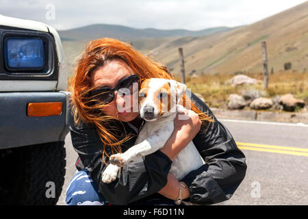 Junge Blonde Frau umklammert ihren Hund Jack-Russell-Terrier Stockfoto
