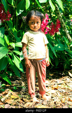 Yasuni, Ecuador - 17. November 2012: indigene Mädchen suchen Angst direkt in die Kamera, Südamerika Stockfoto