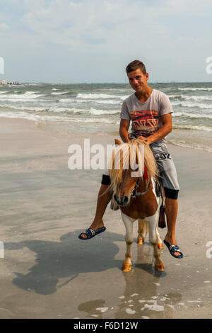 Mamaia, Rumänien - 7. Juni 2014: Porträt des jungen Reiten sein Pony am Strand In Mamaia am 7. Juni 2014 Stockfoto