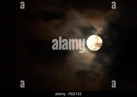 Vollmond In den Himmel, Blutmond, Moonlight Leuchten Stockfoto