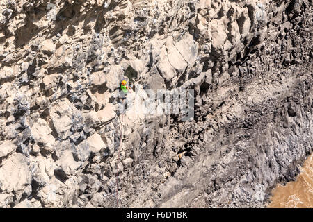 Basalt-Herausforderung des Tungurahua, Mann natürliche Fels-Kletterwand Stockfoto