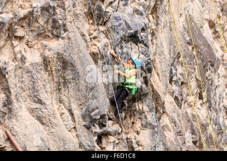 Banos, Ecuador - 30. November 2014: Basalt Herausforderung des Tungurahua, junges Mädchen einen Rock Kletterwand In Banos am 30. November 2014 Stockfoto