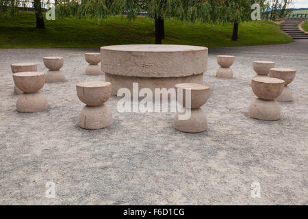 Tabelle der Stille ist eines der drei Stücke von Targu Jiu monumentalen Ensemble von den rumänischen Bildhauer Constantin Brancusi Stockfoto