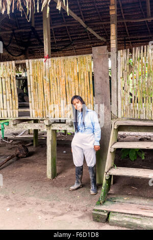 Cuyabeno, Ecuador - 20. März 2015: indigene taubstumme junge Mädchen Stand vor dem Haus, Südamerika im Cuyabeno Stockfoto