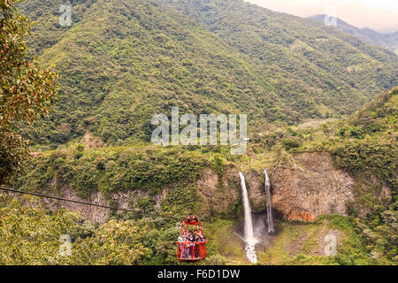 Banos, Ecuador - 17. März 2015: Manto De La Novia kristallklaren Wasserfall In Banos De Agua Santa, Südamerika In Banos Stockfoto