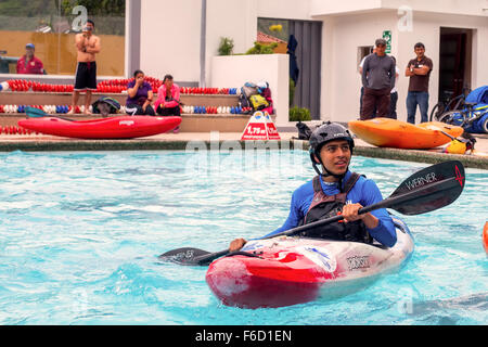 Banos, Ecuador - 23. Mai 2015: unbekannter Mann konkurriert beim Kanufahren Contest In einem Schwimmbad In Banos am 23. Mai 2015 Stockfoto