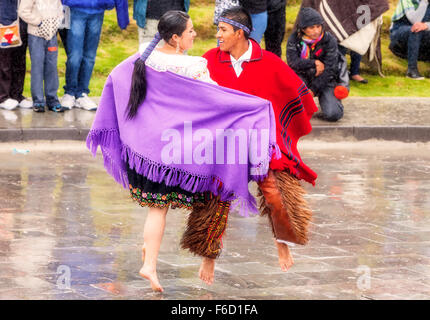 Ingapirca, Ecuador - 20. Juni 2015: unbekannte indigenen paar Inti Raymi feiern, verehren einen Inka Gott In Ingapirca Stockfoto