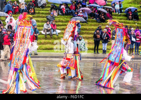 Ingapirca, Ecuador - 20. Juni 2015: Unbekannter Tänzer mit indigenen Kostüm feiern Inti Raymi In Ingapirca Stockfoto