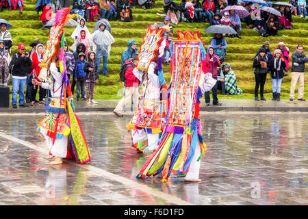 Ingapirca, Ecuador - 20. Juni 2015: nicht identifizierte Gruppe bestehend aus drei Männer gekleidet In traditionellen Kostümen feiern Stockfoto