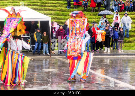 Ingapirca, Ecuador - 20. Juni 2015: Unbekannter Tänzer mit aufwendigen Kostüm feiern Inti Raymi, eine Explosion von Farben Stockfoto