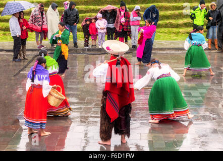 Ingapirca, Ecuador - 20. Juni 2015: unbekannte Gruppe der indigenen Völker feiert Tag, wenn die Sonne auf seine Farthes Stockfoto