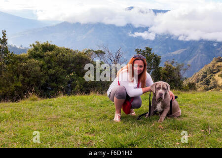 Junge Blondine mit Mastino Napoletano Welpen im Freien spielen Stockfoto