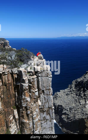 Wanderer genießen Sie spektakuläre Ausblicke von der drei Kaps Spur nähert sich Cape Säule, Tasman Halbinsel, Tasmanien. Kein Herr Stockfoto