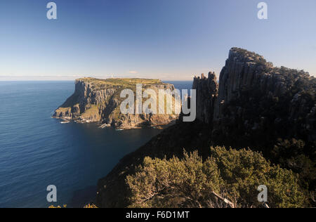 Spektakuläre Ausblicke auf Kapstadt Säule und Tasman Island von der drei Kaps Strecke, Tasman Halbinsel, Tasmanien Stockfoto