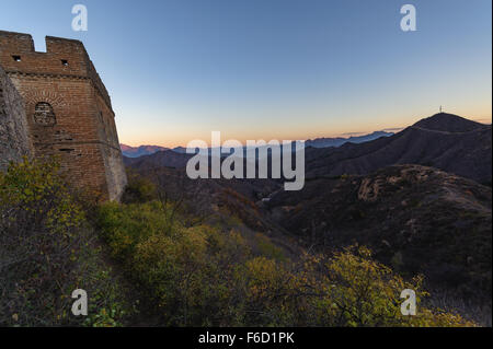 Die chinesische Mauer im Abschnitt Jinshanling.  Dies wurde am frühen Morgen genommen, wie die Sonne über den Grat. Stockfoto