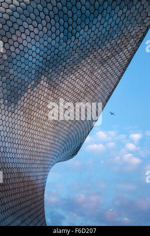 Flugzeug fliegt über die moderne Soumaya Kunstmuseum of Art in Mexico City, Mexiko. Stockfoto