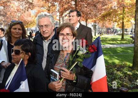 New York City, USA. 16. November 2015. Familienmitglieder mit Rosen und dreifarbige Flaggen. Mehrere hundert New Yorker versammelten sich die 911 Gedenkstätte am Ground Zero, legen Blumen am Fuße des Baumes Survivor in Gedenken an die Opfer des Paris-Terror-Anschlag Credit: Andy Katz/Pacific Press/Alamy Live News Stockfoto