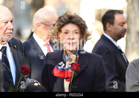 New York City, USA. 16. November 2015. New Yorker halten rote Rosen vor dem Verlegen sie am Fuße des Baumes Survivor. Mehrere hundert New Yorker versammelten sich die 911 Gedenkstätte am Ground Zero, legen Blumen am Fuße des Baumes Survivor in Gedenken an die Opfer des Paris-Terror-Anschlag Credit: Andy Katz/Pacific Press/Alamy Live News Stockfoto