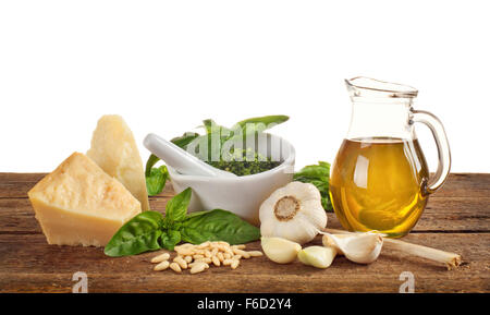 Genovese Pesto Zutaten auf Holztisch Stockfoto