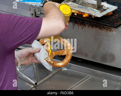 Brezel Vendor Cart in New York City, Brezeln mit Senf. Stockfoto