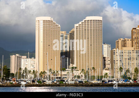 Waikiki, Hawaii. 6. November 2015. Im Weitwinkel die Hochhaustürme Hawaii Prince Hotel Waikiki in Honolulu, Oahu, Hawaii. Stockfoto