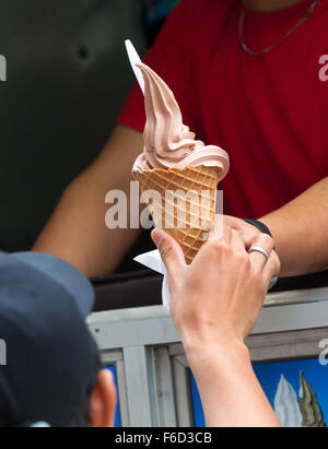 Verkauf-Eis mit typischen Eiswagen, Detail der Hand des Kunden während der Einnahme des Eis. Stockfoto