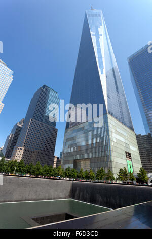 NEW YORK, NY - 11. Juli 2015: Freedom Tower und Memorial Fountain zum Gedenken an die Anschläge vom 11. September 2001, befindet sich in der Nebensaison Stockfoto