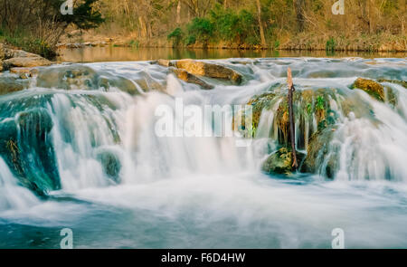 Wenig Niagra fällt auf Travertin Creek in der Chickasaw National Recreation Area Stockfoto