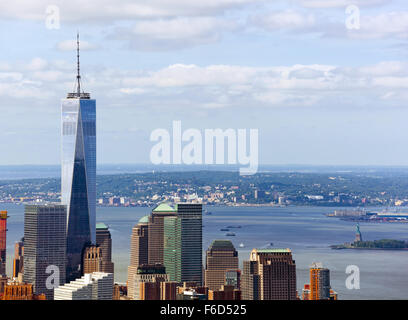 NEW YORK, NY - 10. Juli 2015: Blick auf den Freedom Tower mit auf dem Hintergrund Upper Bay und die New Yorker Freiheitsstatue, Manhattan, neue Y Stockfoto